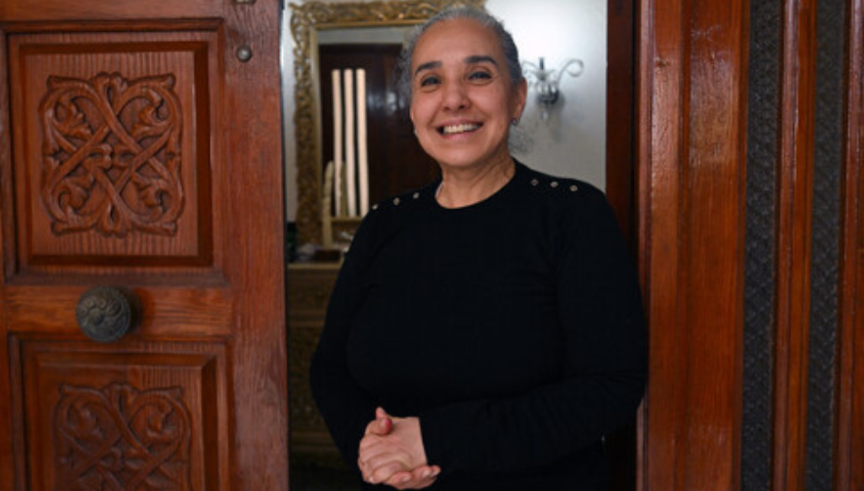 Sonia Dahmani před svým domem v Tunisu 27. listopadu 2025 po podmínečném propuštění z vězení.