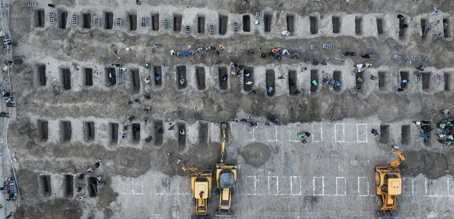 Hroby vykopané pro děti zabité při smrtícím útoku na školu v Minábu © AFP PHOTO / IRANIAN PRESS CENTER