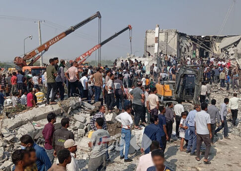 Následky útoku na školu. Charakteristické „sesednutí“ střechy je důkazem leteckého útoku shora, který zničil velkou část školní budovy © Privete